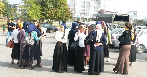 Grozny pupils and students gather for celebrations of Russian President’s Birthday. Photo by the ‘Caucasian Knot’. Grozny pupils and students gather for celebrations of Russian President’s Birthday. Photo by the ‘Caucasian Knot’.