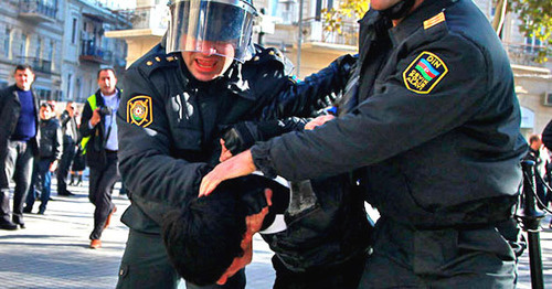 Policemen disperse opposition protest action, Baku, December 10, 2012. Photo by Aziz Karimov for the 'Caucasian Knot'. Policemen disperse opposition protest action, Baku, December 10, 2012. Photo by Aziz Karimov for the 'Caucasian Knot'.