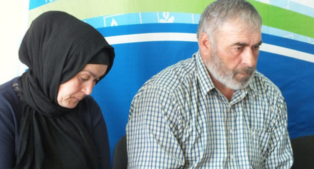 Patimat Alieva and Murtazali Gasanguseinov, the parents of the slain Gasanguseinov brothers, at a a press conference at the office of the Dagestani branch of the HRC "Memorial". March 14, 2017. Photo by Patimat Makhmudova for the "Caucasian Knot" Patimat Alieva and Murtazali Gasanguseinov, the parents of the slain Gasanguseinov brothers, at a a press conference at the office of the Dagestani branch of the HRC "Memorial". March 14, 2017. Photo by Patimat Makhmudova for the "Caucasian Knot"
