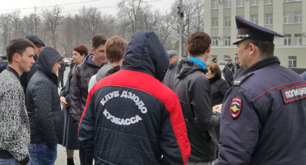 A police officer and relatives of the policemen, detained in the case of Tskaev's death, at a protest action. Vladikavkaz, March 14, 2017. Photo by Emma Marzoeva for the "Caucasian Knot" A police officer and relatives of the policemen, detained in the case of Tskaev's death, at a protest action. Vladikavkaz, March 14, 2017. Photo by Emma Marzoeva for the "Caucasian Knot"