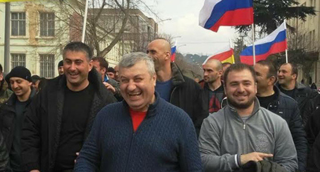 Eduard Kokoity (in the center) with his supporters. Photo by Arsen Kozaev for the "Caucasian Knot" Eduard Kokoity (in the center) with his supporters. Photo by Arsen Kozaev for the "Caucasian Knot"