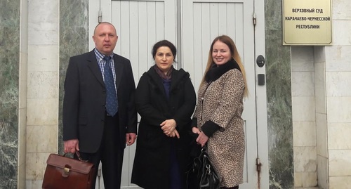 Andrei Sabinin, a member of the Human Rights Organization named "Agora", Leyla Arkelova, and Yuliya Danilina, the Russian Ombudsman's Office representative. Cherkessk, March 16, 2017. Photo by Asya Kapaeva for the "Caucasian Knot"