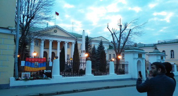 A spontaneous memorial dedicated to Arthur Sargsyan, arranged near the gates of the Armenian Embassy in Moscow, enjoys popularity among the local residents. March 18, 2017. Photo by Grigory Shvedov for "Caucasian Knot" A spontaneous memorial dedicated to Arthur Sargsyan, arranged near the gates of the Armenian Embassy in Moscow, enjoys popularity among the local residents. March 18, 2017. Photo by Grigory Shvedov for "Caucasian Knot"