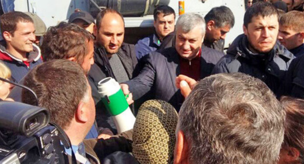 Eduard Kokoity (in the center) near the court calls on his supporters to keep calm. Photo by Arsen Kozaev for "Caucasian Knot" Eduard Kokoity (in the center) near the court calls on his supporters to keep calm. Photo by Arsen Kozaev for "Caucasian Knot"