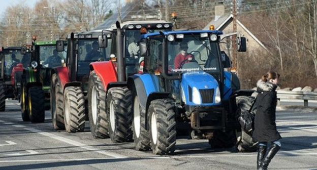 Tractor convoy. Photo: https://cache.readovka.ru/b0b89262f1b4c8cc11299db400e77839_XL.jpg