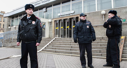 Cordon around the "Sennaya" metro station. Photo https://newsyou.info/vzryv-v-metro-v-sankt-peterburge-aprel-2017-spisok-pogibshix-i-postradavshix Cordon around the "Sennaya" metro station. Photo https://newsyou.info/vzryv-v-metro-v-sankt-peterburge-aprel-2017-spisok-pogibshix-i-postradavshix
