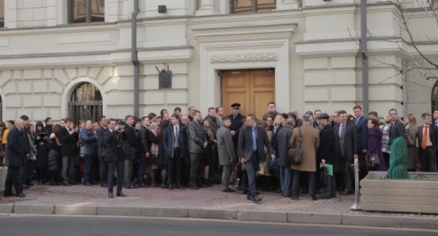 People who came to the Supreme Court of Russia to express their support of the management centre of Jehovah's Witnesses. Photo: https://www.jw-russia.org/news/17040614-133.html People who came to the Supreme Court of Russia to express their support of the management centre of Jehovah's Witnesses. Photo: https://www.jw-russia.org/news/17040614-133.html