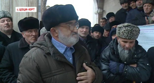 Father of Makhma Muskiev (in the foreground) makes a speech in front of his fellow villagers at the meeting on January 13, 2017. Screenshot of the report made by the TV channel Grozny.tv Father of Makhma Muskiev (in the foreground) makes a speech in front of his fellow villagers at the meeting on January 13, 2017. Screenshot of the report made by the TV channel Grozny.tv