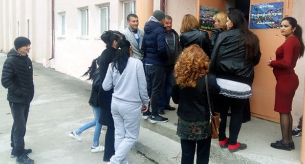 Voters stand in line at pollins station in Tskhinvali. Photo by Arsen Kozaev for the 'Caucasian Knot'. Voters stand in line at pollins station in Tskhinvali. Photo by Arsen Kozaev for the 'Caucasian Knot'.