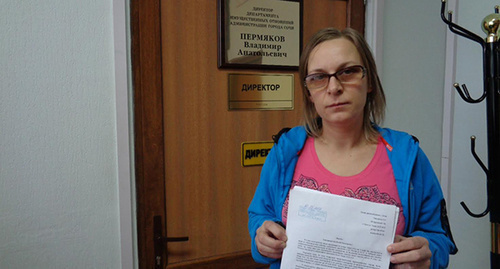 Tatiana Dyakova arrives to the meeting with city administration officials. Photo by Svetlana Kravchenko for the 'Caucasian Knot'. 