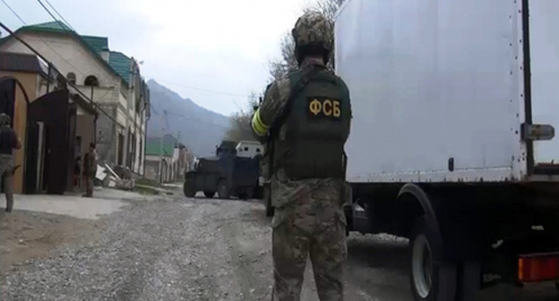 FSB agent during CTO. Photo: http://nac.gov.ru/kontrterroristicheskie-operacii/v-prigorode-mahachkaly-prohodit-aktivnaya-faza.html FSB agent during CTO. Photo: http://nac.gov.ru/kontrterroristicheskie-operacii/v-prigorode-mahachkaly-prohodit-aktivnaya-faza.html