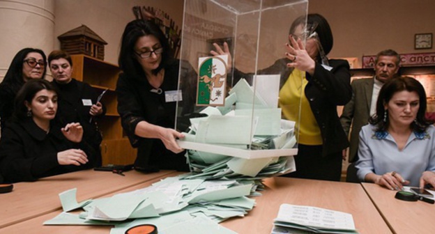 Counting ballots after the election in Abkhazia. Photo: Sputnik, Tomas Tkhaytsuk Counting ballots after the election in Abkhazia. Photo: Sputnik, Tomas Tkhaytsuk