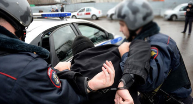 Policemen detain a person. Photo: Kiril Kalinikov (RFE/RL) Policemen detain a person. Photo: Kiril Kalinikov (RFE/RL)