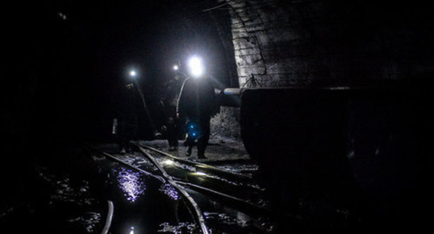 In a coal mine in Georgia, Photo: © Sputnik / Alexei Kudenko, https://sputnik-georgia.com/incidents/20170510/235921487/tyibulis-magarodan-otxi-gardacvlili-magaroelis-cxedari-amoiyvanes.html In a coal mine in Georgia, Photo: © Sputnik / Alexei Kudenko, https://sputnik-georgia.com/incidents/20170510/235921487/tyibulis-magarodan-otxi-gardacvlili-magaroelis-cxedari-amoiyvanes.html