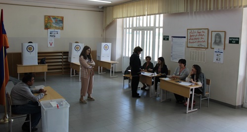 Voting at a polling station in Yerevan, May 14, 2017. Photo by Tigran Petrosyan for the ‘Caucasian Knot’. Voting at a polling station in Yerevan, May 14, 2017. Photo by Tigran Petrosyan for the ‘Caucasian Knot’.