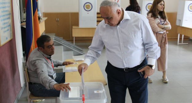 Voting at a polling station, Yerevan, May 14, 2017. Photo by Tigran Petrosyan for the 'Caucasian Knot'. Voting at a polling station, Yerevan, May 14, 2017. Photo by Tigran Petrosyan for the 'Caucasian Knot'.