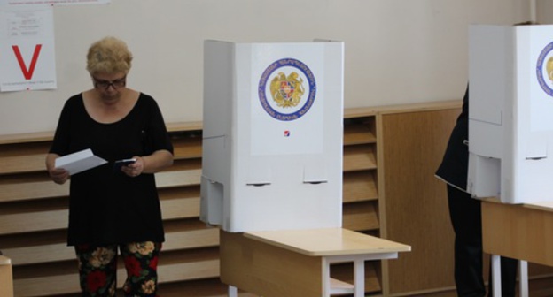 Voting at a polling station in Yerevan, May 14, 2017. Photo by Tigran Petrosyan for the 'Caucasian Knot'. Voting at a polling station in Yerevan, May 14, 2017. Photo by Tigran Petrosyan for the 'Caucasian Knot'.
