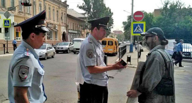 The police officers check IDs of the participants of a rally in support of Alexei Navalny. Astrakhan, May 17, 2017. Photo by Yelena Grebenyuk for "Caucasian Knot" The police officers check IDs of the participants of a rally in support of Alexei Navalny. Astrakhan, May 17, 2017. Photo by Yelena Grebenyuk for "Caucasian Knot"