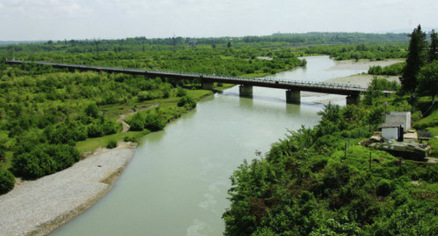 The bridge over the Ingur river which connects Georgia and Abkhazia. Photo © Sputnik. Ilya Pitalev
http://sputnik-abkhazia.ru/Abkhazia/20170517/1021048531/zakrytye-kpp-na-ingure-posetili-uchastniki-zhenevskix-vstrech.html The bridge over the Ingur river which connects Georgia and Abkhazia. Photo © Sputnik. Ilya Pitalev
http://sputnik-abkhazia.ru/Abkhazia/20170517/1021048531/zakrytye-kpp-na-ingure-posetili-uchastniki-zhenevskix-vstrech.html
