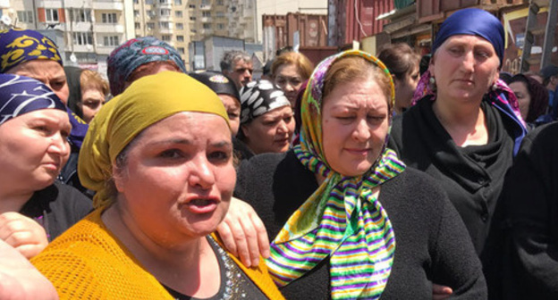 Traders from the burned Makhachkala marketplace "Dagelektromash" at the protest action. Makhachkala, May 18, 2017. Photo by Patimat Makhmudova for "Caucasian Knot" Traders from the burned Makhachkala marketplace "Dagelektromash" at the protest action. Makhachkala, May 18, 2017. Photo by Patimat Makhmudova for "Caucasian Knot"