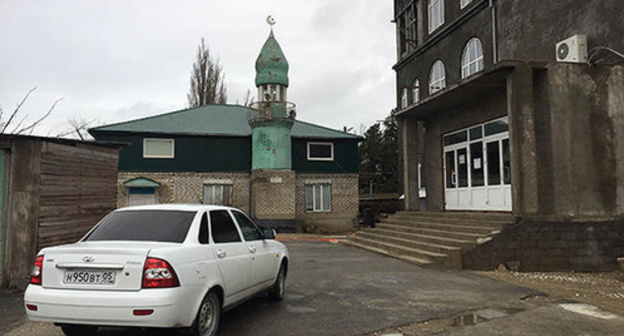 The mosque located in Hungarian Fighters Street in Makhachkala. Photo: Daniil Turovsky / "Meduza", https://meduza.io/feature/2016/02/24/mecheti-v-kotorye-opasno-hodit The mosque located in Hungarian Fighters Street in Makhachkala. Photo: Daniil Turovsky / "Meduza", https://meduza.io/feature/2016/02/24/mecheti-v-kotorye-opasno-hodit