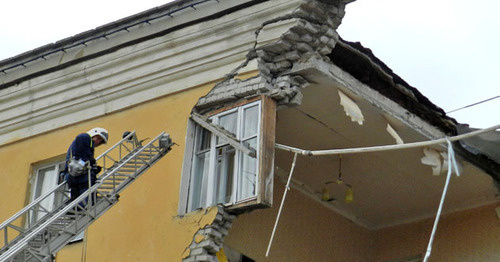 Rescue worker at the collapsed section of the house in Volgograd, May 16, 2017. Photo by Tatiana Filimonova for the ‘Caucasian Knot’. Rescue worker at the collapsed section of the house in Volgograd, May 16, 2017. Photo by Tatiana Filimonova for the ‘Caucasian Knot’.