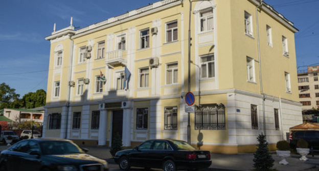 The Abkhazian Prosecutor's Office. Photo Sputnik / Tomas Tkhaytsuk
http://sputnik-abkhazia.ru/Abkhazia/20170601/1021170178/delo-ob-ubijstve-gigi-otxoroziya-prekrashheno.html The Abkhazian Prosecutor's Office. Photo Sputnik / Tomas Tkhaytsuk
http://sputnik-abkhazia.ru/Abkhazia/20170601/1021170178/delo-ob-ubijstve-gigi-otxoroziya-prekrashheno.html