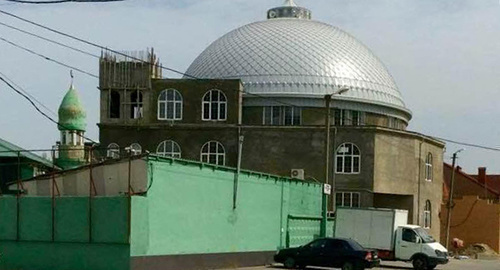 A Salafi mosque in Omarova (Hungarian Fighters) Street in Makhachkala. Photo by Patimat Makhmudova for "Caucasian Knot" A Salafi mosque in Omarova (Hungarian Fighters) Street in Makhachkala. Photo by Patimat Makhmudova for "Caucasian Knot"