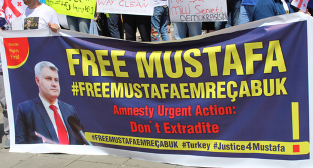 Banner: 'Free Mustafa. Amnesty Urgent Action: Don't Extradite'. Photo by Inna Kukudzhanova for the 'Caucasian Knot'. Banner: 'Free Mustafa. Amnesty Urgent Action: Don't Extradite'. Photo by Inna Kukudzhanova for the 'Caucasian Knot'.