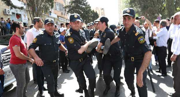 Policemen detain rally participant, Baku. Photo by Aziz Karimov for the 'Caucasian Knot'. Policemen detain rally participant, Baku. Photo by Aziz Karimov for the 'Caucasian Knot'.