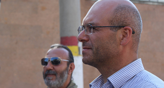 Press conference by Varuzhan Avetisyan in the territory of captured police regiment. Photo by Tigran Petrosyan for the Caucasian Knot. Press conference by Varuzhan Avetisyan in the territory of captured police regiment. Photo by Tigran Petrosyan for the Caucasian Knot.