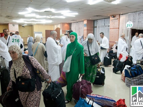 Pilgrims in the airport. Photo: http://www.riadagestan.ru/mobile/news/society/bolshaya_chast_palomnikov_v_dagestane_otpravilas_v_khadzh/ Pilgrims in the airport. Photo: http://www.riadagestan.ru/mobile/news/society/bolshaya_chast_palomnikov_v_dagestane_otpravilas_v_khadzh/