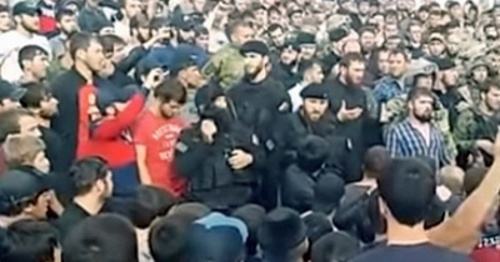 Members of the local Chechen community talking to Magomed Daudov near the village of Leninkent. Photo: screenshot of the video on YouTube, https://www.youtube.com/watch?v=vZCf8FnZmH4 Members of the local Chechen community talking to Magomed Daudov near the village of Leninkent. Photo: screenshot of the video on YouTube, https://www.youtube.com/watch?v=vZCf8FnZmH4
