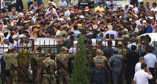 Local residents near the administration of the Nogai District during the visit of the representatives of the Dagestani authorities, July 7, 2017. Photo by Asya Kapaeva for "Caucasian Knot" Local residents near the administration of the Nogai District during the visit of the representatives of the Dagestani authorities, July 7, 2017. Photo by Asya Kapaeva for "Caucasian Knot"