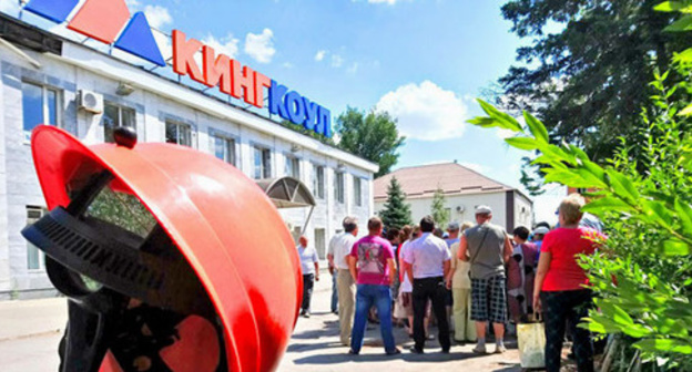 Protest rally in front of the "Kingcoal" Company's office, Gukovo, July 21,2017. Photo by Vyacheslav Prudnikov for the Caucasian Knot. Protest rally in front of the "Kingcoal" Company's office, Gukovo, July 21,2017. Photo by Vyacheslav Prudnikov for the Caucasian Knot.