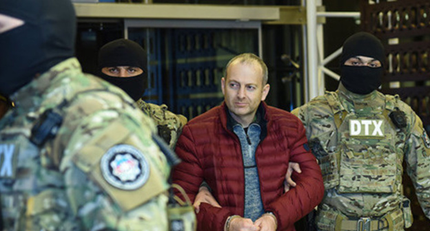Alexander Lapshin (in the centre) in the Baku airport. Photo: Sputnik / Murad Orujov Alexander Lapshin (in the centre) in the Baku airport. Photo: Sputnik / Murad Orujov