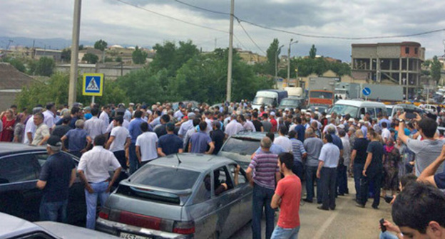 A protest action held by residents of the villages of Khalimbekaul and Kumukh in the Buynaksk District of Dagestan against the prolonged absence of water. July 24, 2017. Photo https://chernovik.net A protest action held by residents of the villages of Khalimbekaul and Kumukh in the Buynaksk District of Dagestan against the prolonged absence of water. July 24, 2017. Photo https://chernovik.net