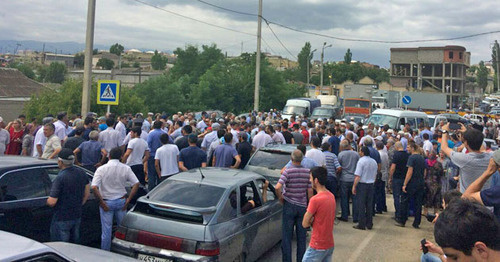 A protest action held by residents of the villages of Khalimbekaul and Kumukh in the Buynaksk District of Dagestan against the prolonged absence of water. July 24, 2017. Photo https://chernovik.net A protest action held by residents of the villages of Khalimbekaul and Kumukh in the Buynaksk District of Dagestan against the prolonged absence of water. July 24, 2017. Photo https://chernovik.net