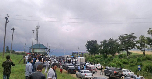 Chechens and Ingush near the police post in the village of Leninaul. July 7, 2017. Photo: Umar Dagirov https://ru.wikipedia.org/ Chechens and Ingush near the police post in the village of Leninaul. July 7, 2017. Photo: Umar Dagirov https://ru.wikipedia.org/