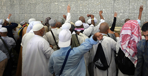 Pilgrims in the Jamaraat building during the ritual of throwing pebbles at the walls. Photo © Sputnik / Mikhail Voskresensky Pilgrims in the Jamaraat building during the ritual of throwing pebbles at the walls. Photo © Sputnik / Mikhail Voskresensky