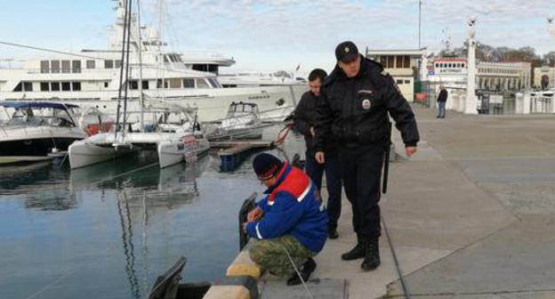 Policeman and fisherman in the Sochi Seaport. Photo by Svetlana Kravchenko for the Caucasian Knot. Policeman and fisherman in the Sochi Seaport. Photo by Svetlana Kravchenko for the Caucasian Knot.