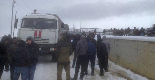 Armed law enforcers verify IDs of people who came for a Friday prayer to the mosque of the Belorechensky village in Kislovodsk, December 8, 2017. Photo by provided to the Caucasian Knot by an eyewitness Armed law enforcers verify IDs of people who came for a Friday prayer to the mosque of the Belorechensky village in Kislovodsk, December 8, 2017. Photo by provided to the Caucasian Knot by an eyewitness