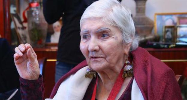 Fazu Alieva. Photo by the press and information office of the head of the Republic of Dagestan http://www.minkultrd.ru/news/news_list/Narodnuyu_poetessu_Dagestana_Fazu_Alievu_s_dnem_rozhdeniya_pozdravil_Ramazan_Abdulatipov_/ Fazu Alieva. Photo by the press and information office of the head of the Republic of Dagestan http://www.minkultrd.ru/news/news_list/Narodnuyu_poetessu_Dagestana_Fazu_Alievu_s_dnem_rozhdeniya_pozdravil_Ramazan_Abdulatipov_/
