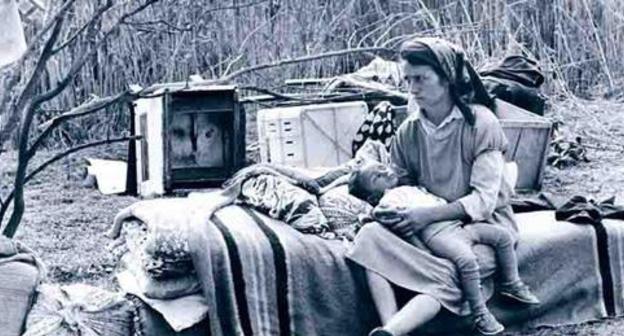 The internally displaced Azerbaijani residents from Karabakh. 1993. Photo: Oleg Litvin https://ru.wikipedia.org The internally displaced Azerbaijani residents from Karabakh. 1993. Photo: Oleg Litvin https://ru.wikipedia.org