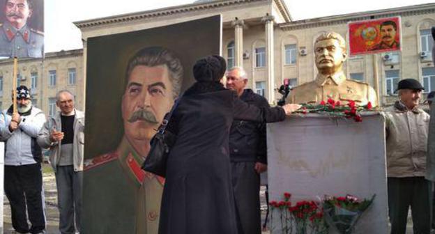 Rally in memory of Joseph Stalin in Gori, December 21, 2017. Photo: © Radio Tavisupleba/ Goga Aptsiauri. https://www.radiotavisupleba.ge/a/stalinis-dabadebis-dge-gorshi/28931395.html Rally in memory of Joseph Stalin in Gori, December 21, 2017. Photo: © Radio Tavisupleba/ Goga Aptsiauri. https://www.radiotavisupleba.ge/a/stalinis-dabadebis-dge-gorshi/28931395.html