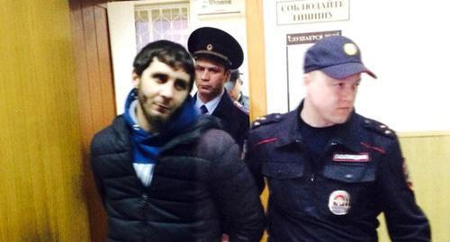 Policemen convoying Zaur Dadaev in the court, Moscow, April 2015. Photo by Yulia Buslavskaya for the Caucasian Knot. Policemen convoying Zaur Dadaev in the court, Moscow, April 2015. Photo by Yulia Buslavskaya for the Caucasian Knot.