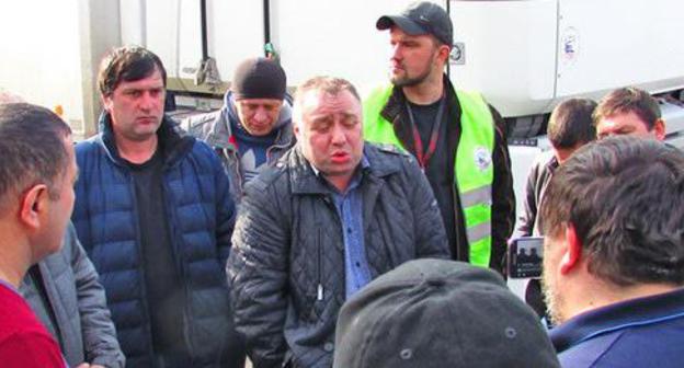 Andrei Bazhutin, head of the Association of Russian Carriers, holds meeting with Volgograd activists, Volgograd, April 6, 2017. Photo by Vyacheslav Yaschenko for the Caucasian Knot. Andrei Bazhutin, head of the Association of Russian Carriers, holds meeting with Volgograd activists, Volgograd, April 6, 2017. Photo by Vyacheslav Yaschenko for the Caucasian Knot.