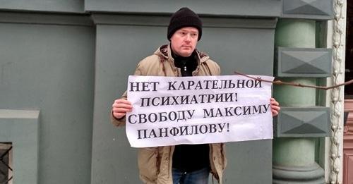 Alexei Tyurin holds solo picket in support of Maxim Panfilov. Photo by Elena Grebenyk for the Caucasian Knot. Alexei Tyurin holds solo picket in support of Maxim Panfilov. Photo by Elena Grebenyk for the Caucasian Knot.