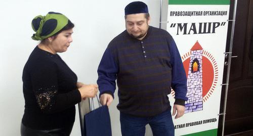Head of human rights organization 'Mashr' Magomed Mutsolgov hands "Civil Society Heroes" contest diploma to Pyatimat Dalieva. Photo by Timur Abadiev for the Caucasian Knot. Head of human rights organization 'Mashr' Magomed Mutsolgov hands "Civil Society Heroes" contest diploma to Pyatimat Dalieva. Photo by Timur Abadiev for the Caucasian Knot.