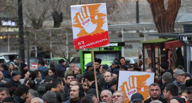 Protest action in Yerevan organized by opposition "Elk" bloc. Photo by Tigran Petrosyan for the Caucasian Knot. Protest action in Yerevan organized by opposition "Elk" bloc. Photo by Tigran Petrosyan for the Caucasian Knot.